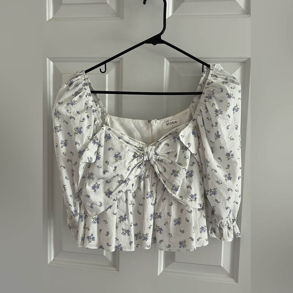 Storia White Top with Blue Floral Print and Front Tie